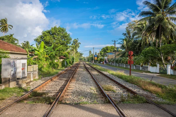 Ferrocarril en medio de una pequeña ciudad . Imágenes de stock libres de derechos