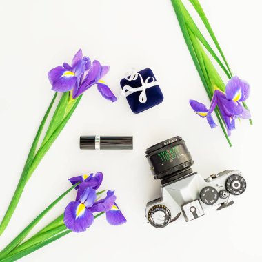 vintage fotoğraf makinesi ve ruj ile çiçekler