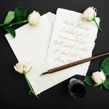 DIP kalem ve ihale gül siyah zemin üzerine inkstand ile kağıdın Vintage