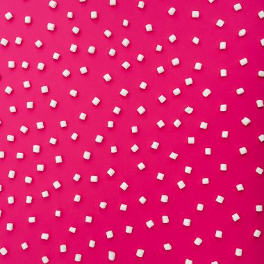 Pembe arka planda şekerlemeler. 