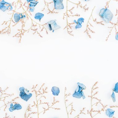 Mavi kurutulmuş çiçek yaprakları ve twigs