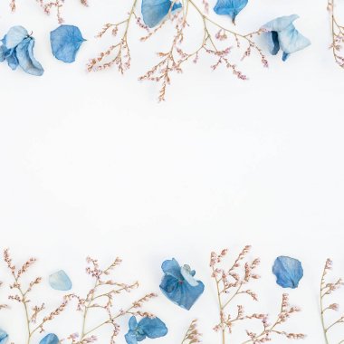 Mavi kurutulmuş çiçek yaprakları ve twigs