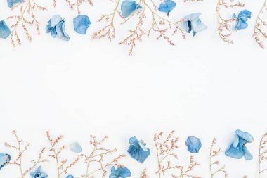 Mavi kurutulmuş çiçek yaprakları ve twigs