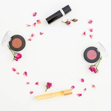 Beyaz arka plan üzerinde kozmetik çiçeklerle