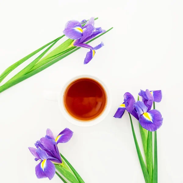 Flores de verano con taza de té — Foto de Stock