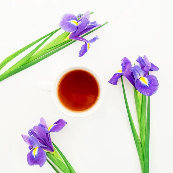 Flores de verano con taza de té — Foto de Stock