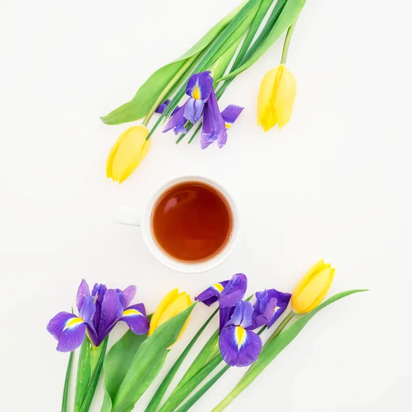 Flores de verano con taza de té — Foto de Stock