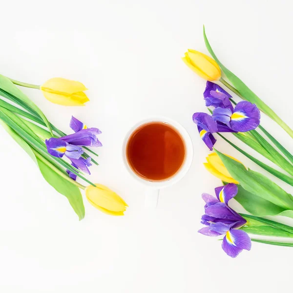 Flores de verano con taza de té — Foto de Stock