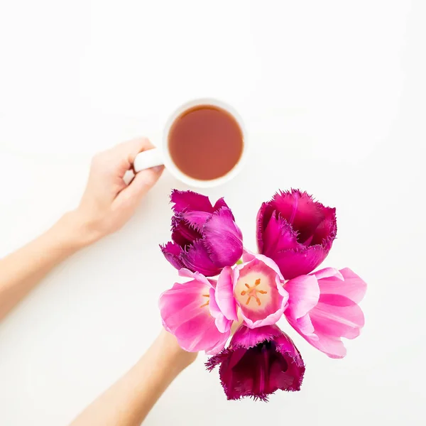 Tulipanes rosados y taza de té y manos — Foto de Stock