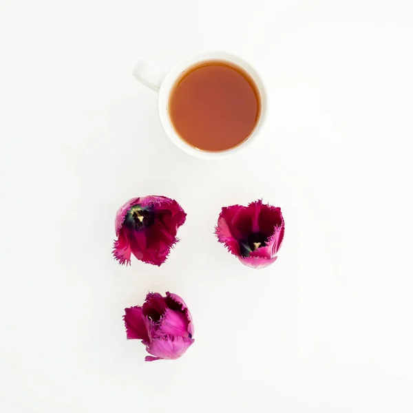 Flores de verano con taza de té — Foto de Stock