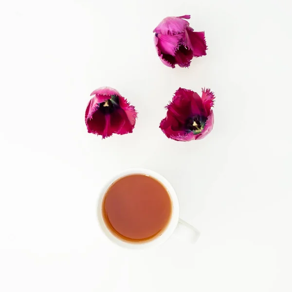 Flores de verano con taza de té — Foto de Stock