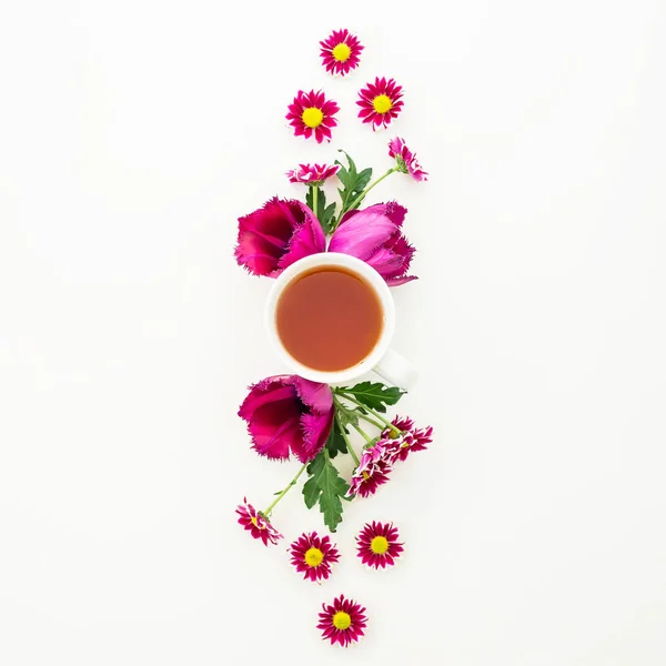 Летние цветы с чашкой чая — стоковое фото