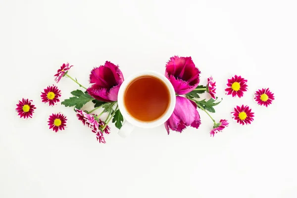 Flores de verano con taza de té — Foto de Stock