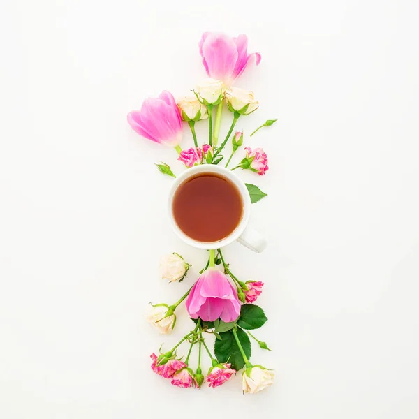 Flores de verano con taza de té — Foto de Stock