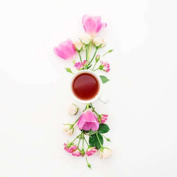Летние цветы с чашкой чая — стоковое фото