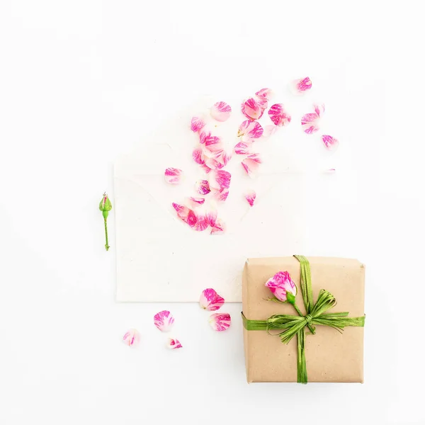 Piękne kwiaty i prezent — Zdjęcie stockowe