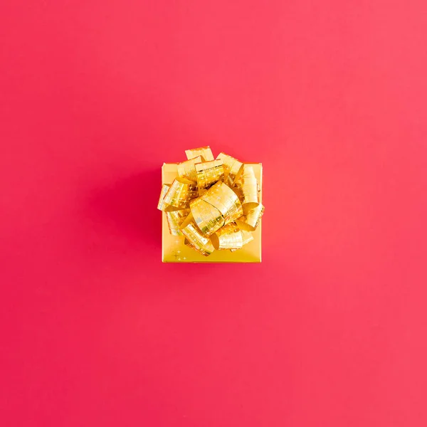 Presentbox isolerad på rosa bakgrund — Stockfoto
