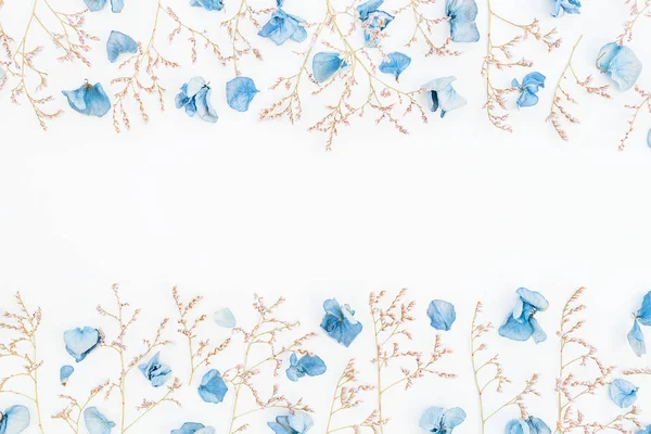 Blauwe gedroogde bloemblaadjes en twijgen — Stockfoto