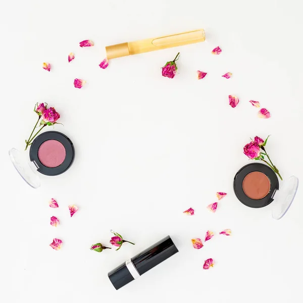 Flores com cosméticos no fundo branco — Fotografia de Stock