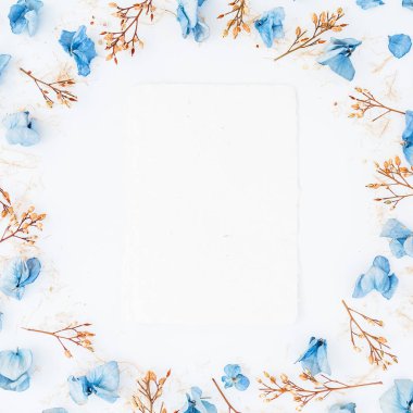 Mavi kurutulmuş çiçek yaprakları ve twigs