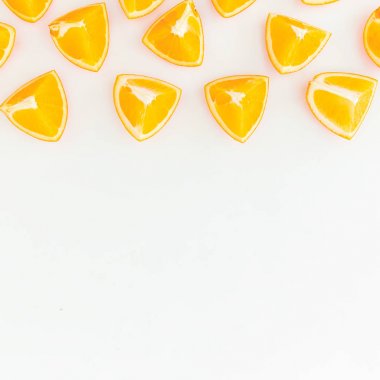 portakal dilimleri üzerinde beyaz izole