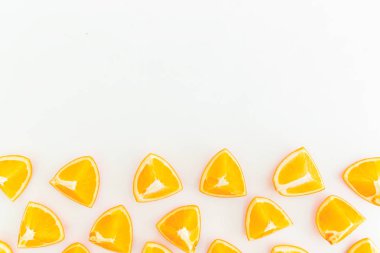 portakal dilimleri üzerinde beyaz izole