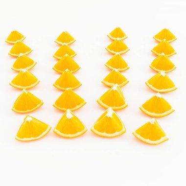 portakal dilimleri üzerinde beyaz izole