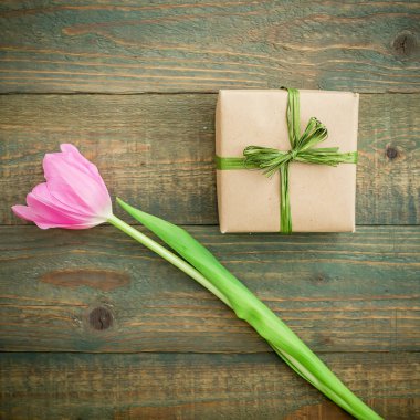 lale çiçeği ve hediye 