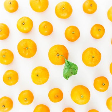 Portakallar beyaza izole edilmiş