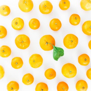 Portakallar beyaza izole edilmiş