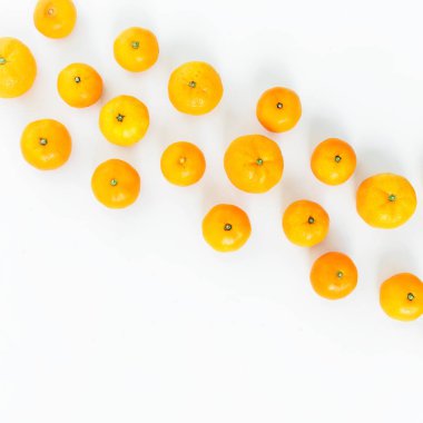 Portakallar beyaza izole edilmiş