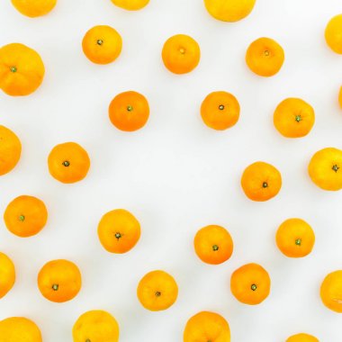 Portakallar beyaza izole edilmiş