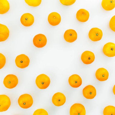 Portakallar beyaza izole edilmiş