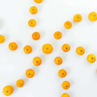 Portakallar beyaza izole edilmiş