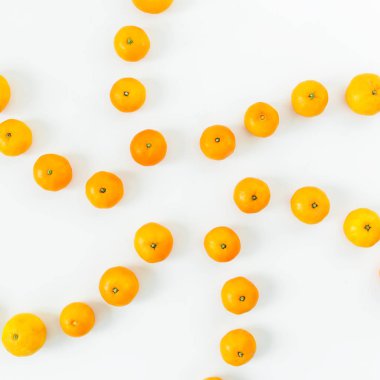 Portakallar beyaza izole edilmiş