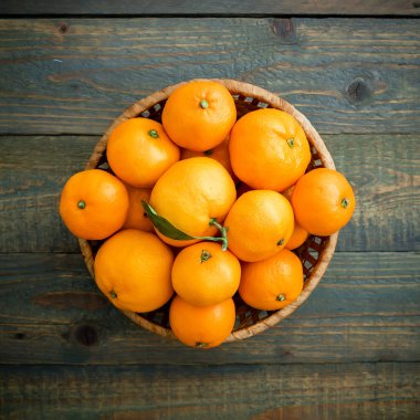 yığın portakal hasır kase