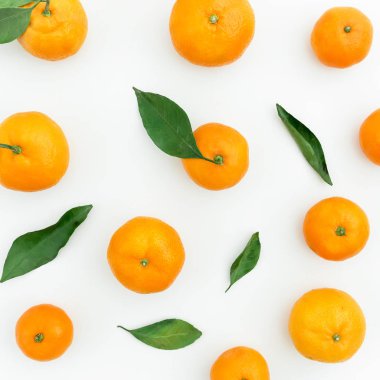 Beyaz yeşil yaprakları ile portakal