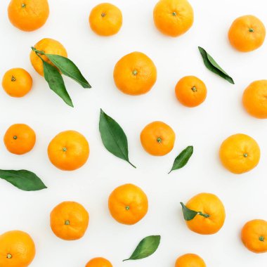 Beyaz yeşil yaprakları ile portakal