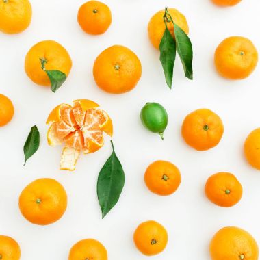 Beyaz yeşil yaprakları ile portakal