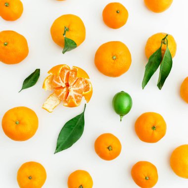 Beyaz yeşil yaprakları ile portakal