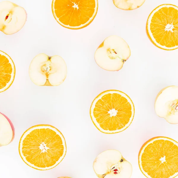 白地にオレンジやリンゴのスライス — ストック写真