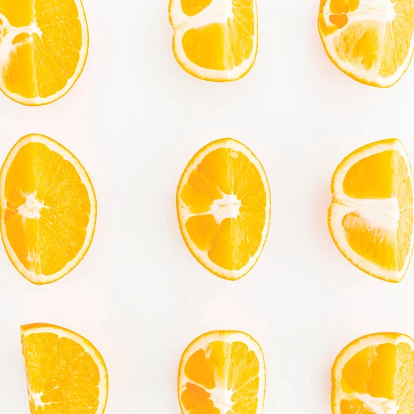 白で隔離されるオレンジ色のスライス — ストック写真