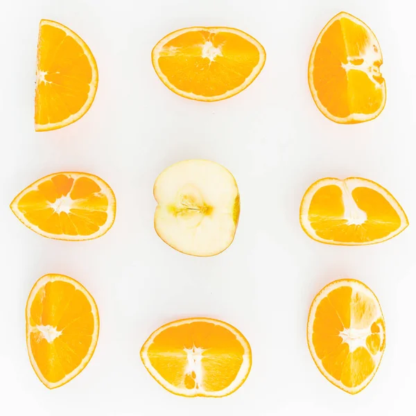 Orange and apple slices on white — Stock Photo, Image