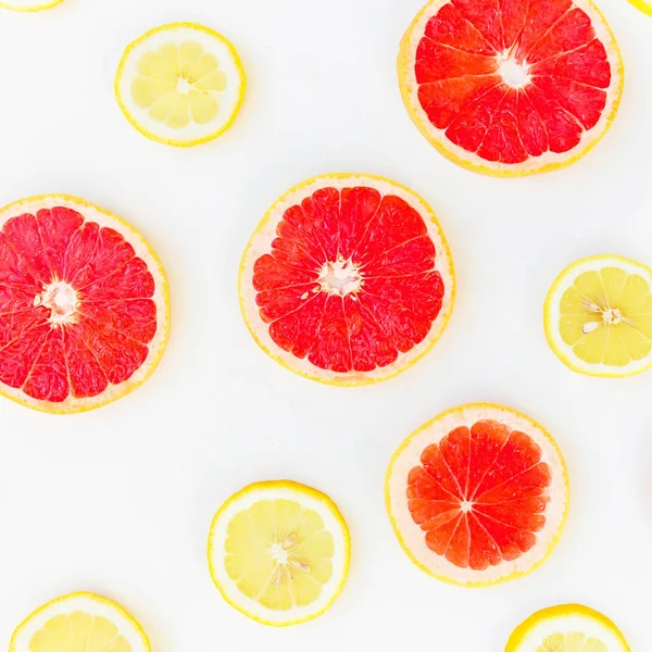 白に赤と黄色のオレンジ スライス — ストック写真