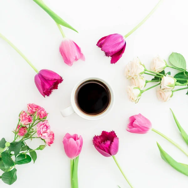 Flores y taza de café — Foto de Stock