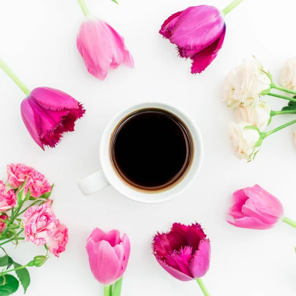 Flores y taza de café — Foto de Stock