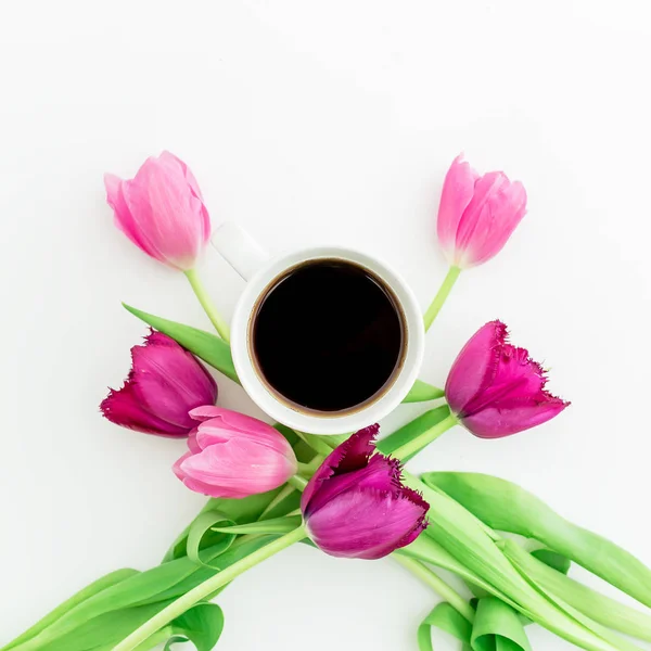 Flores de tulipán con taza de café — Foto de Stock