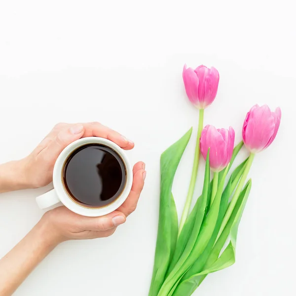 Flores y taza de café en las manos — Foto de Stock
