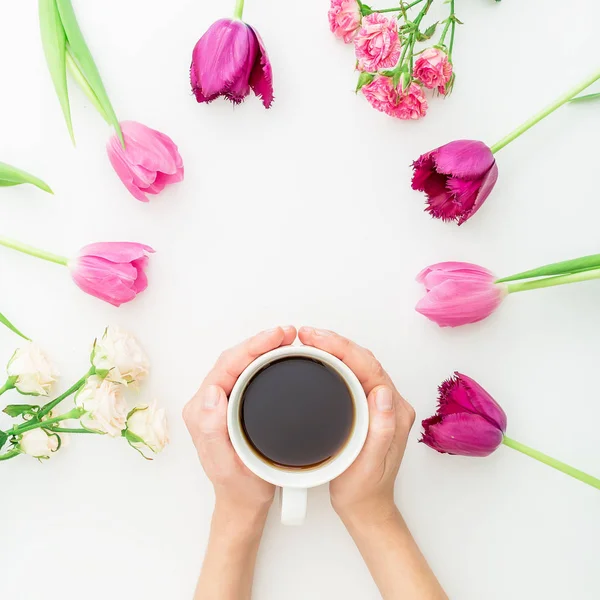 Flores y taza de café en las manos — Foto de Stock