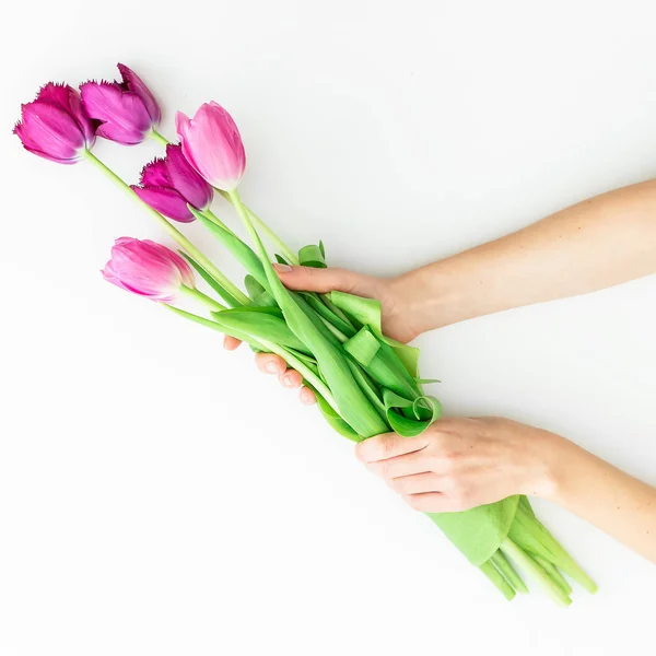 Mãos femininas segurando flores de tulipa — Fotografia de Stock